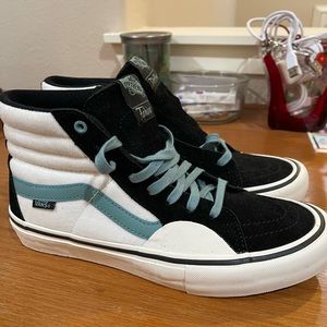 Vans old skool high tops. Men’s size 8. Worn once!